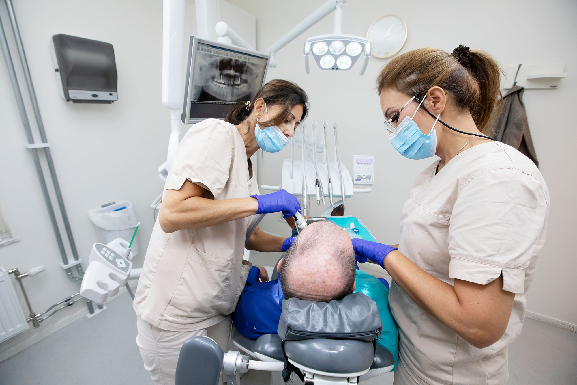 Tandläkare som utför behandling av en patient