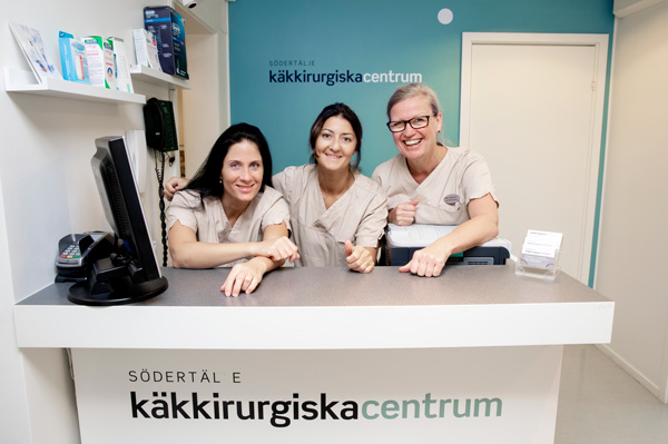 Daniella, Eva och Mari bakom receptionen på Käkkirurgiska Södertälje